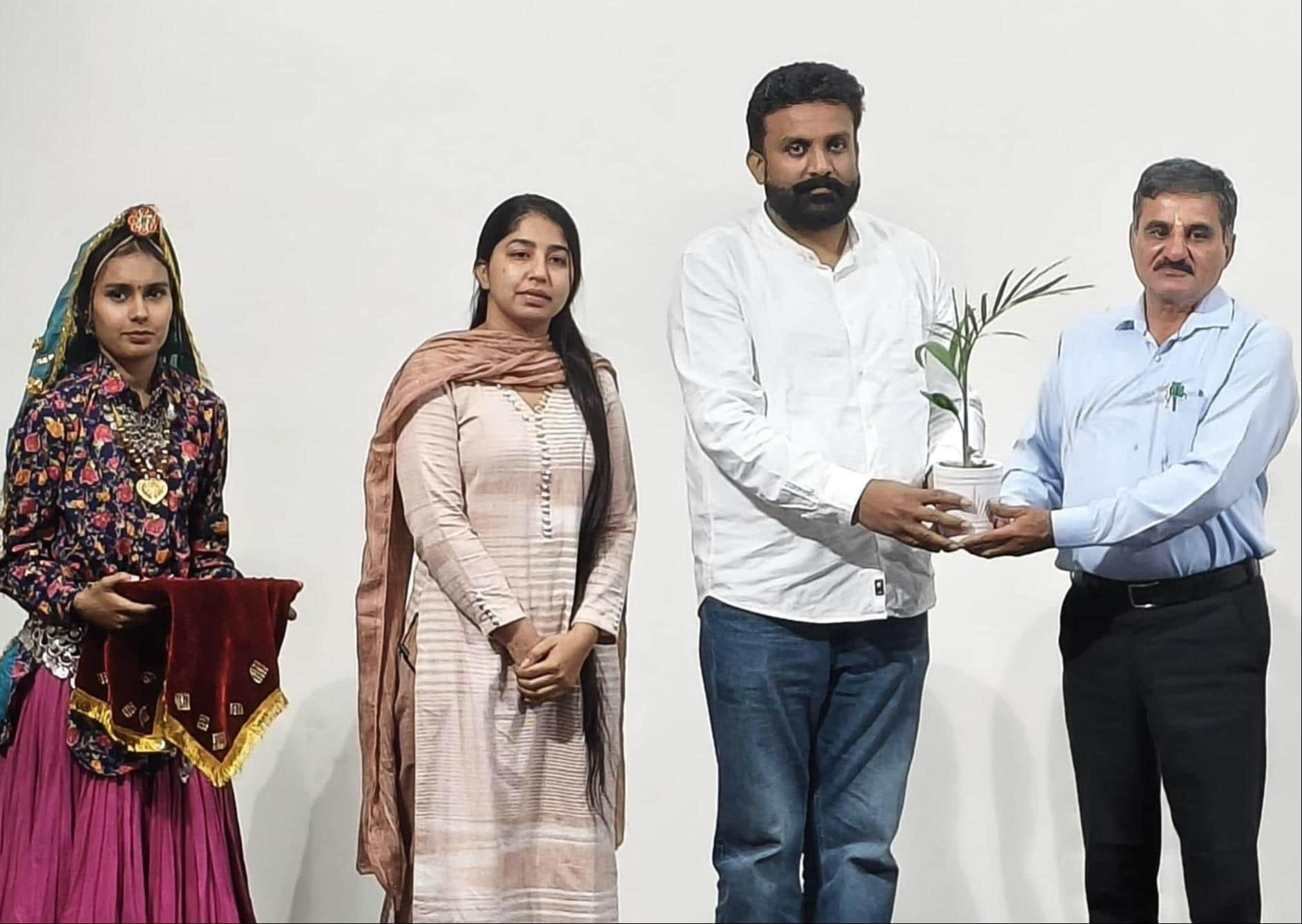 एनएसएस शिविर के शुभारंभ पर अतिथियों का स्वागत करते  प्राचार्य। स्रोत : संस्था