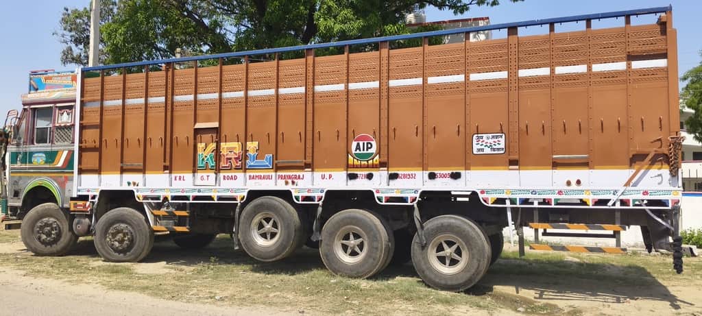 एसटीएफ व कोखराज पुलिस द्वारा यार्ड से पकड़ी गई ट्रक। संवाद