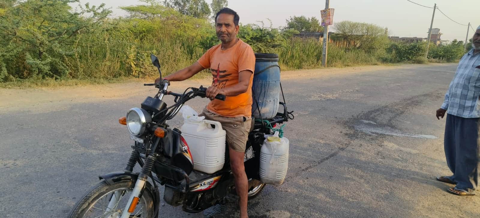 फोटो - 03 बाइक से पानी लाता हुआ युवक। संवाद