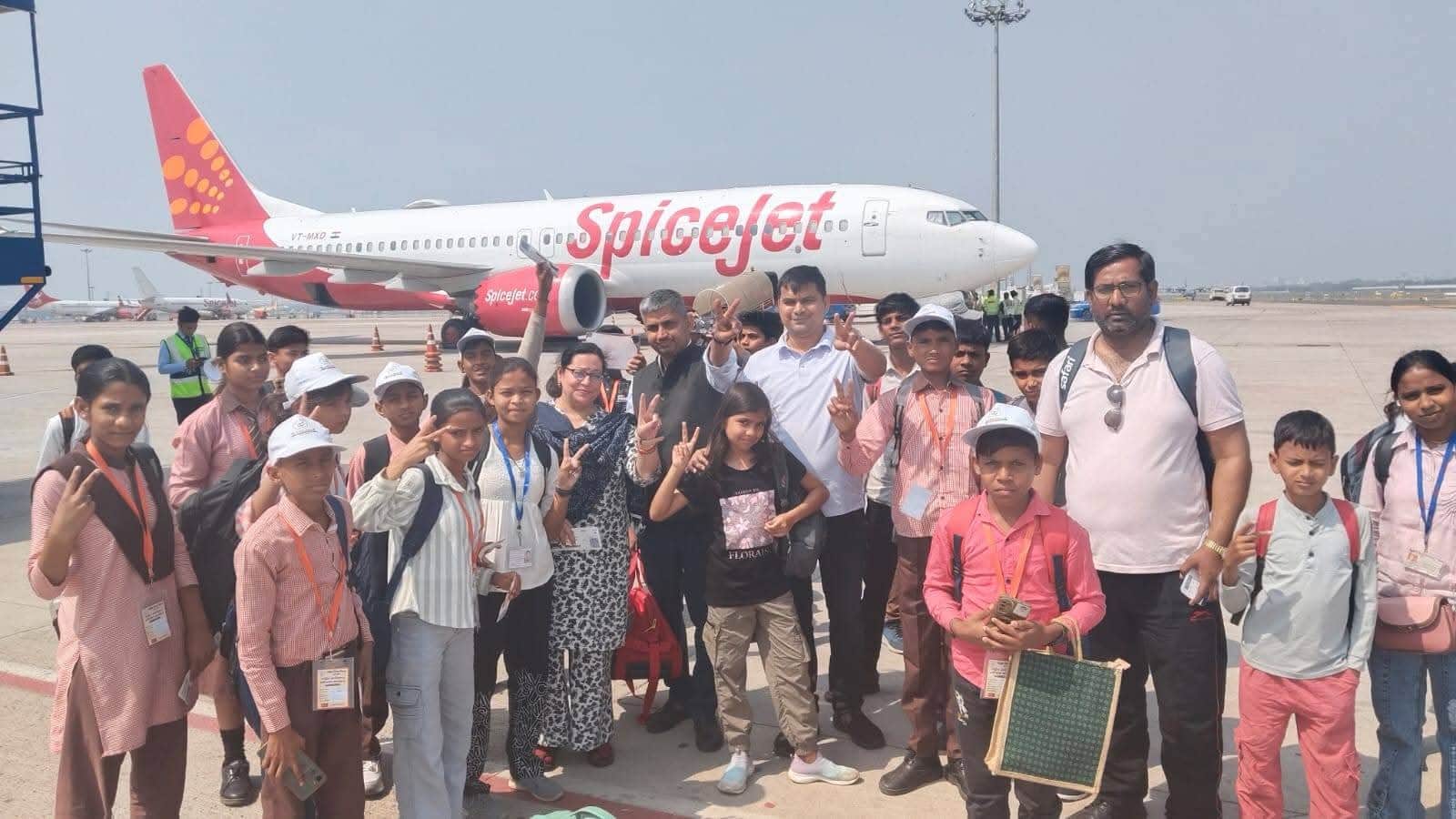 फोटो-10-हवाई यात्रा पर जिले अलग अलग स्कूलों के विद्यार्थी। स्रोत-विभाग