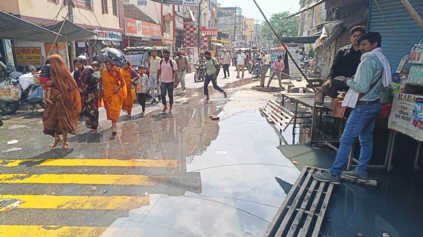 फोटो 27 कासगंज के गांधी मूर्ति के निकट भरा गंदा पानी। स्रोत:संवाद