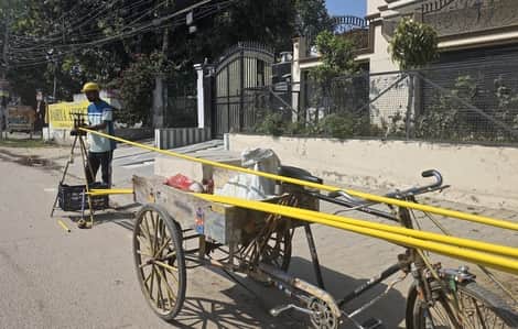 फोटो-51:बहादुरगढ़ के सेक्टर छह में पीएनजी का कनेक्शन देने के लिए पाइप काटता कर्मचारी। फाइल फोटो