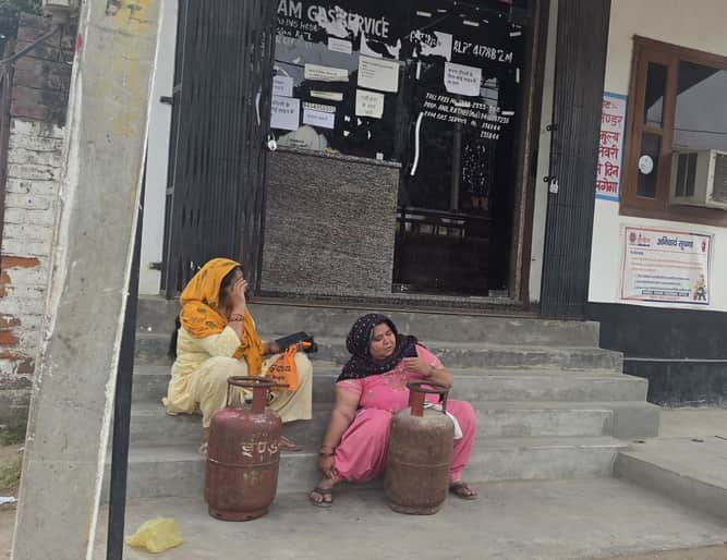 फोटो-53:बहादुरगढ़ के झज्जर रोड पर राम गैस एजेंसी के सामने सिलिंडर आने की प्रतीक्षा करती महिलाएं।