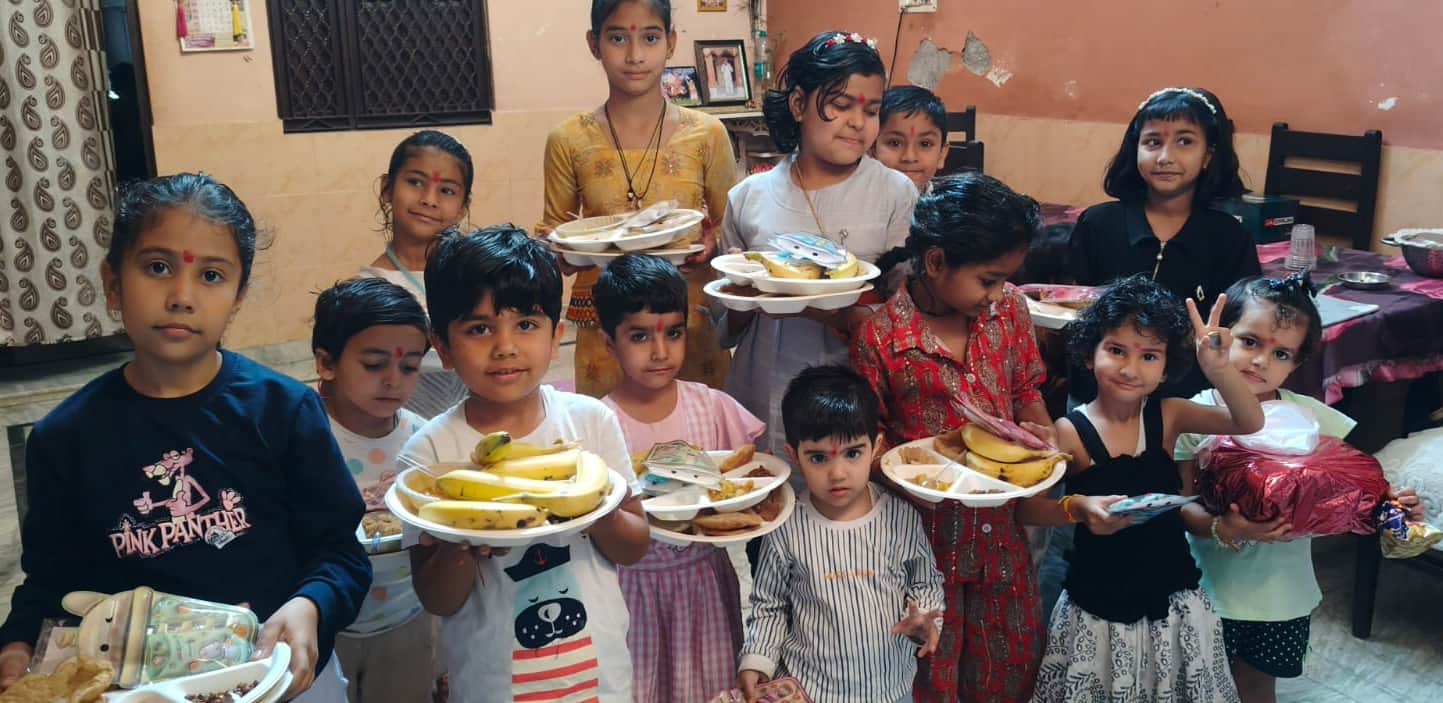 फोटो- 57: अष्टमी पर्व पर भोजन ग्रहण करने के बाद प्रसाद लेकर जाती कंजक। संवाद