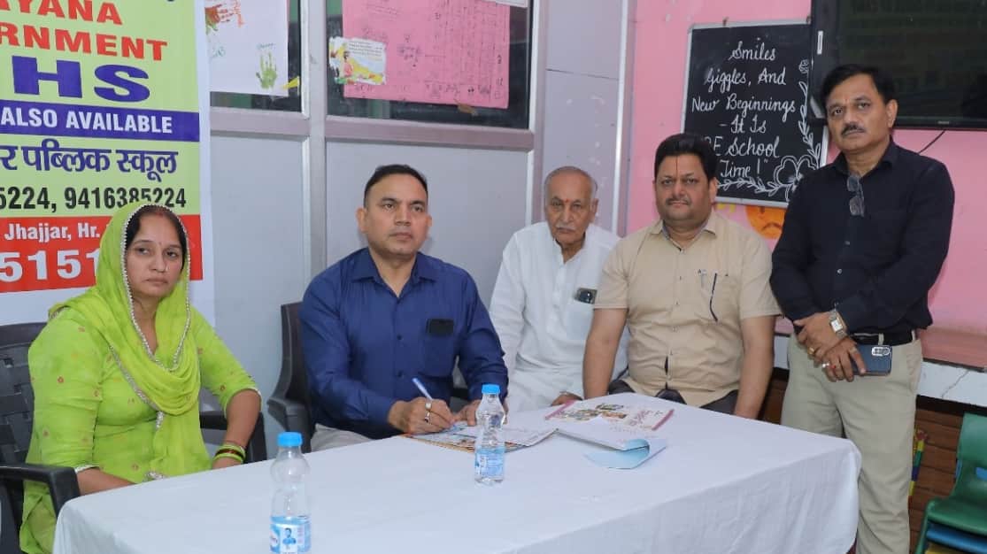 फोटो-59: बहादुरगढ़ में आयोजित शिविर में मरीजों की जांच करते चिकित्सक। स्रोत संगठन