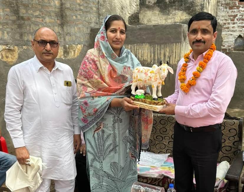 फोटो-64:बहादुरगढ़ के गांव खेड़ी जसौर में आयोजित कार्यक्रम में डीआईजी विजय देशवाल को स्मृति चिन्ह 