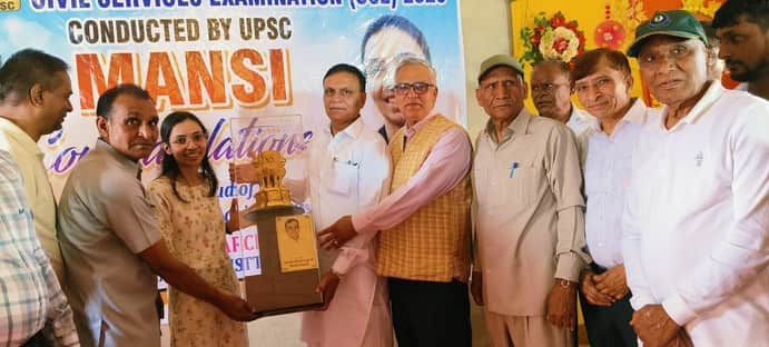 फोटो- 65:  खेड़ी जसौर गांव में मानसी का सम्मान करते हुए विधायक राजेश जून। स्रोत पार्टी