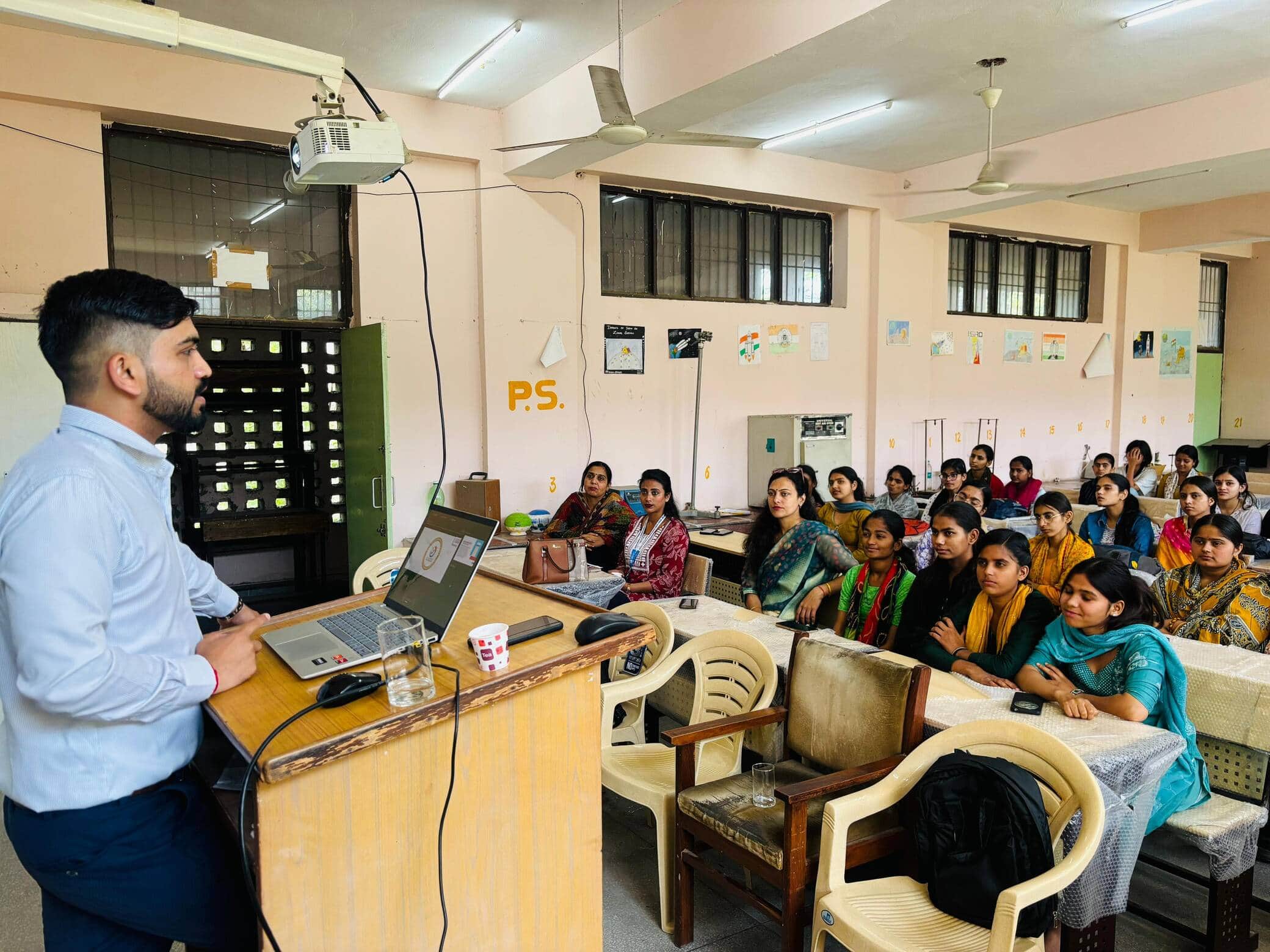 फोटो नंबर 71: कॉलेज में हुए कार्यक्रम में छात्रों को संबोधित करते विशेषज्ञ। (स्रोत कॉलेज)