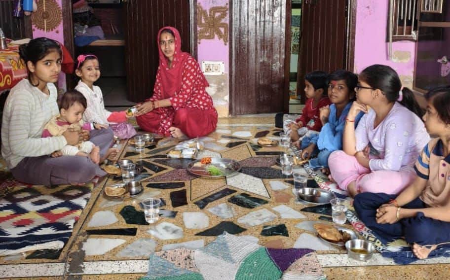 फोटो नंबर-दुर्गा अष्टमी पर कन्याओं का पूजन करती महिला। संवाद