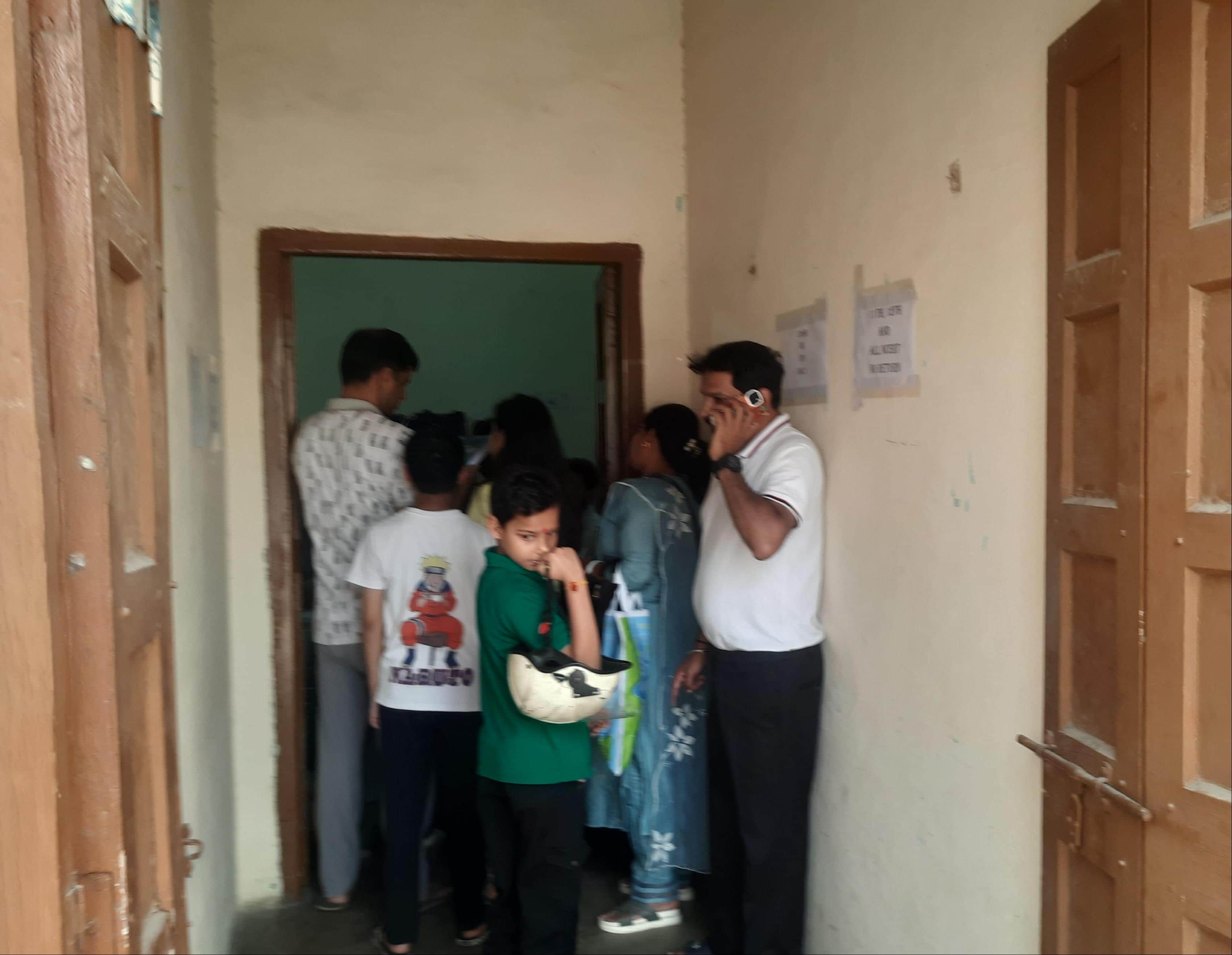 फोटो : सोनीपत के मॉडल टाउन में निजी प्रकाशकों की महंगी किताबें खरीदने पहुंचे अभिभावक। संवाद