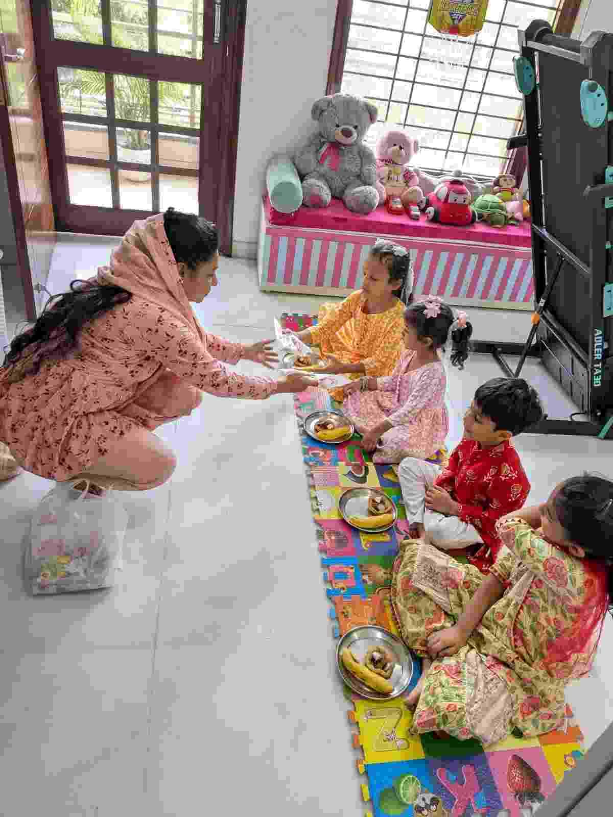 फोटो : सोनीपत के सेक्टर-15 में चैत्र नवरात्र की अष्टमी तिथि पर कंजक पूजन करती डॉ. निकिता गर्ग। 