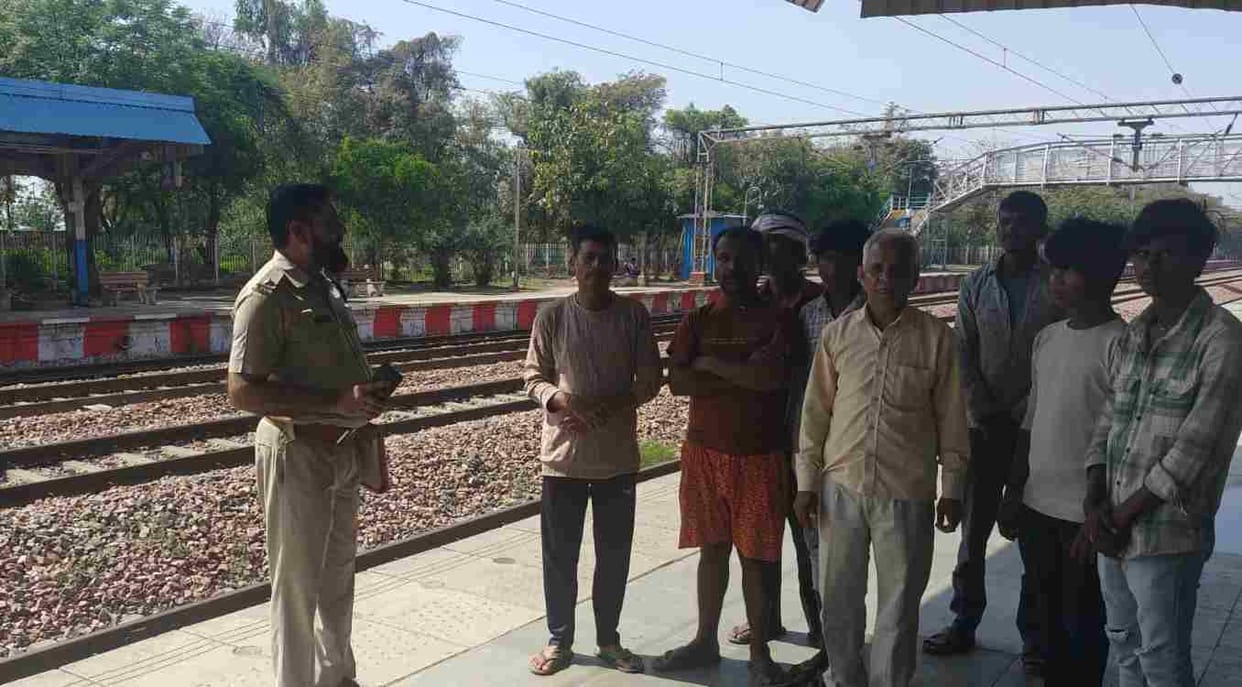 Operation 'Dosti'... RPF Conducts Awareness Drive to Curb Stone-Pelting on Trains