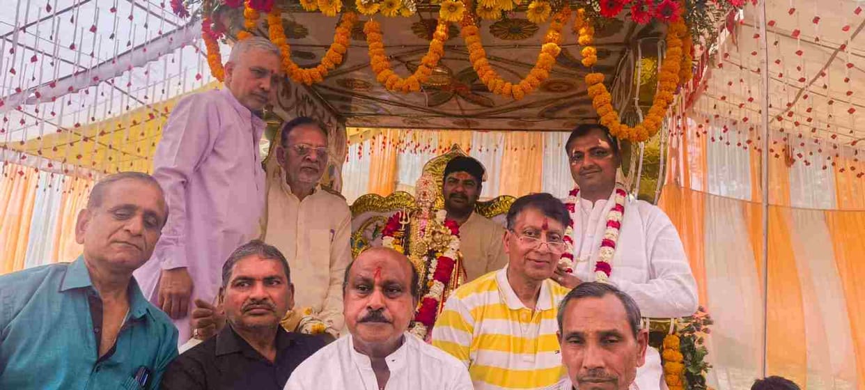Sitting on a chariot, Mata Rani went on a tour of the city.