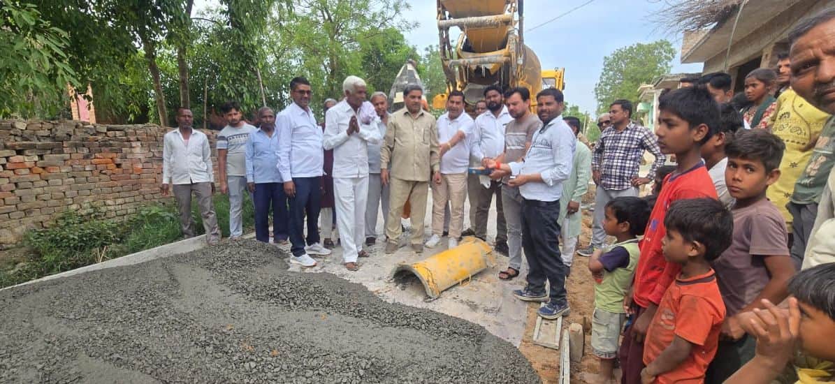 फोटो06सदर विधान सभा के गांव सागरपुर में सीसी कार्य का शुभारंभ करते विधायक देवेंद्र राजपूत।स्र