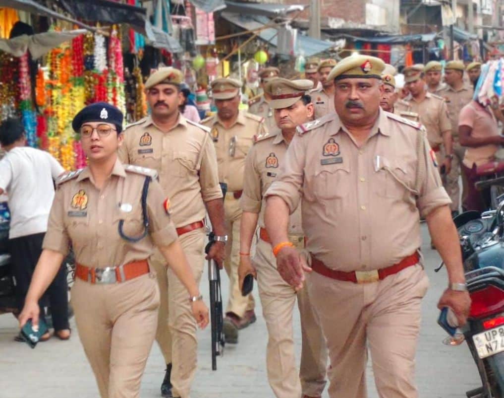 फोटो11अमांपुर में पुलिस कर्मियों के साथ पैदल मार्च करतीं सहावर सीओ शाहिदा नसरीन। संवाद