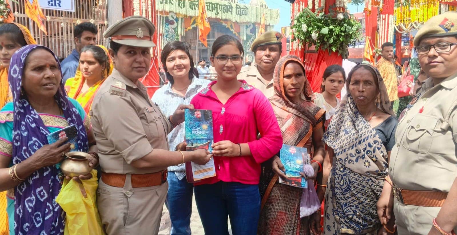 फोटो16कासगंज चामुंडा माता मंदिर पर आयोजित अमर उजाला अपराजिता कार्यक्रम में किशोरी को पुस्तक