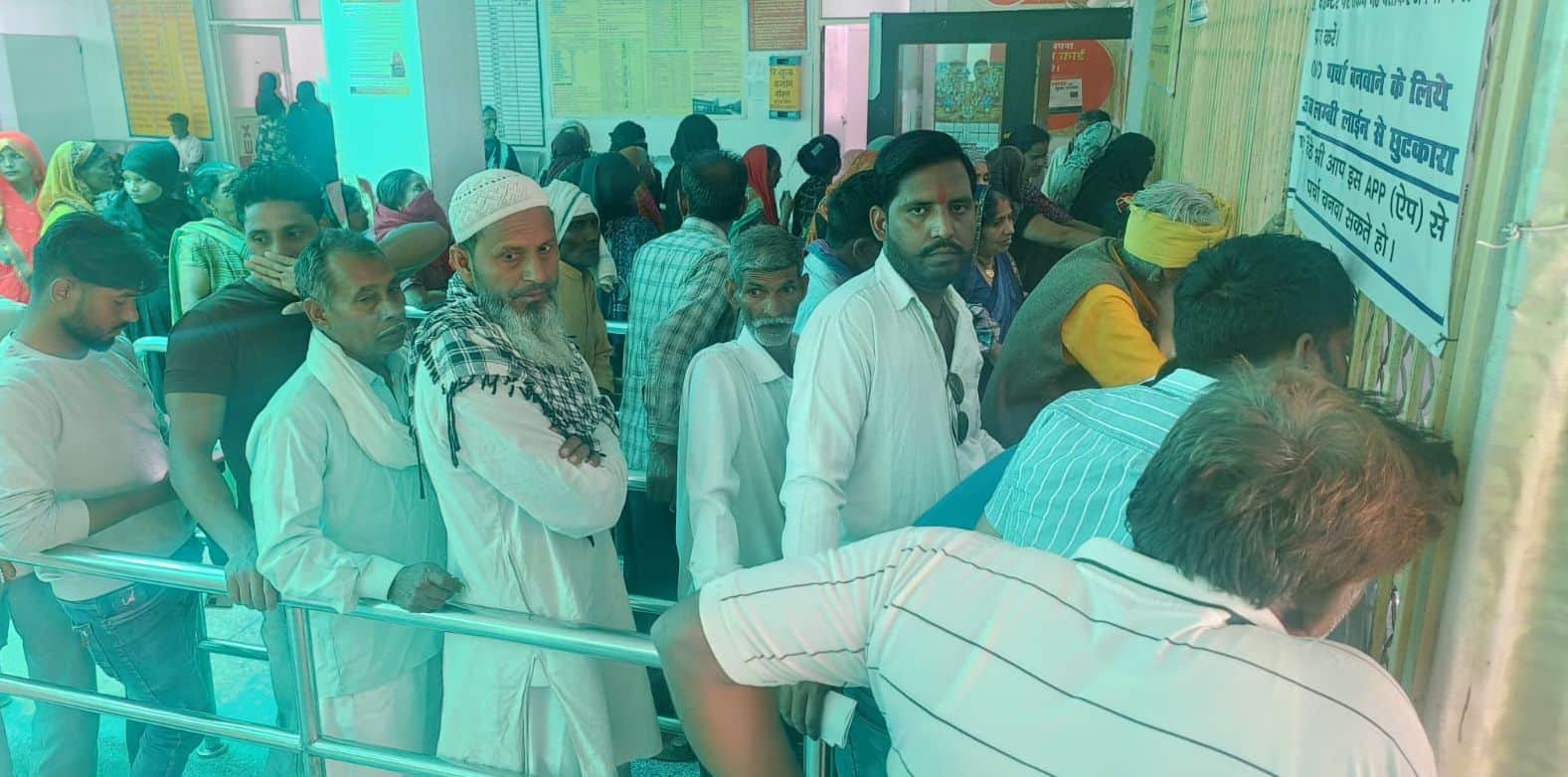 फोटो17जिला अस्पताल में पर्चा काउंटर पर लगी भीड़। संवाद