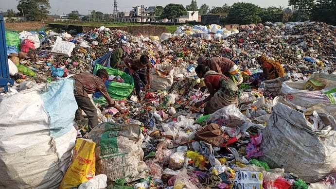 Wet and dry waste are being dumped together at the dumping site