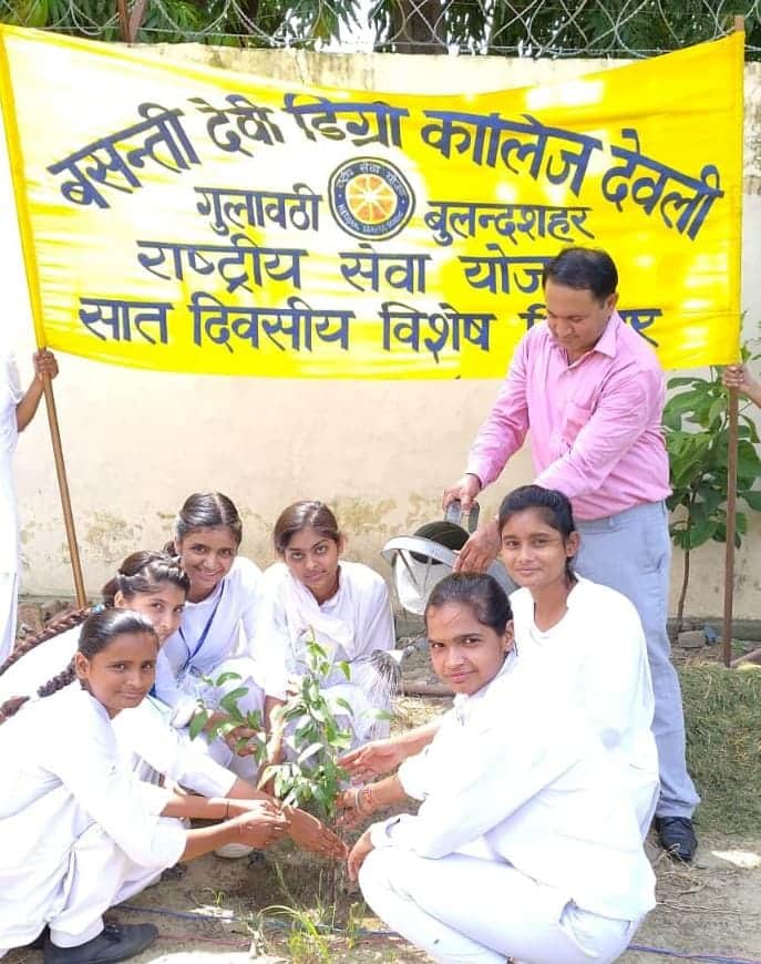 गुलावठी के बसंती देवी डिग्री कॉलेज में पौधा रोपित करती छात्राएं। स्रोत: संस्थान