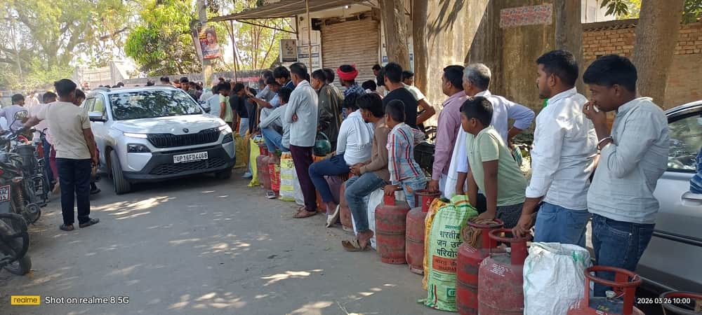 गैस एजेंसी पर लगी कतार।