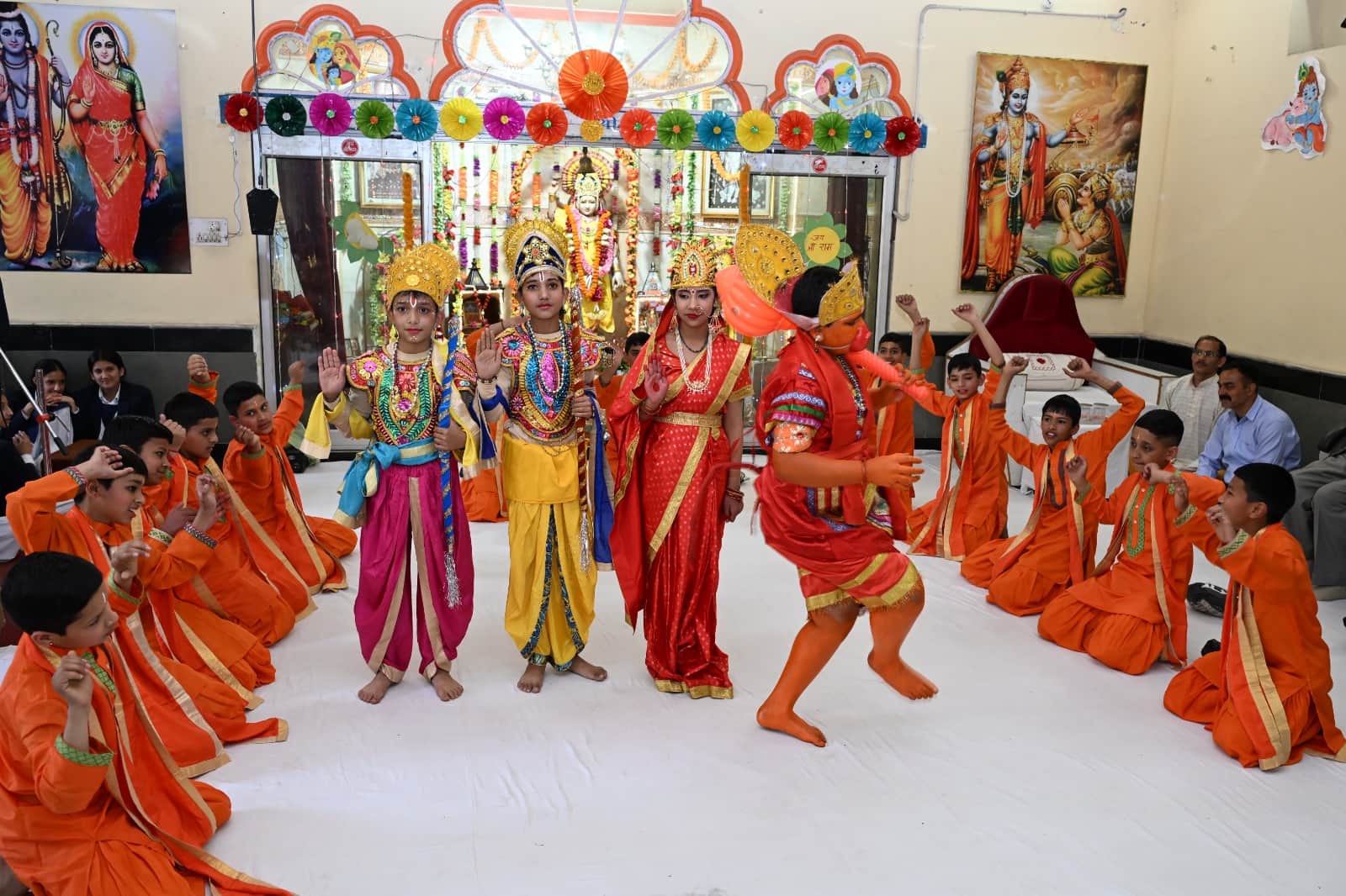 गीता आदर्श स्कूल में रामनवमी को लेकर आयोजित कार्यक्रम के दौरान प्रस्तुति देते बच्चे। संवाद