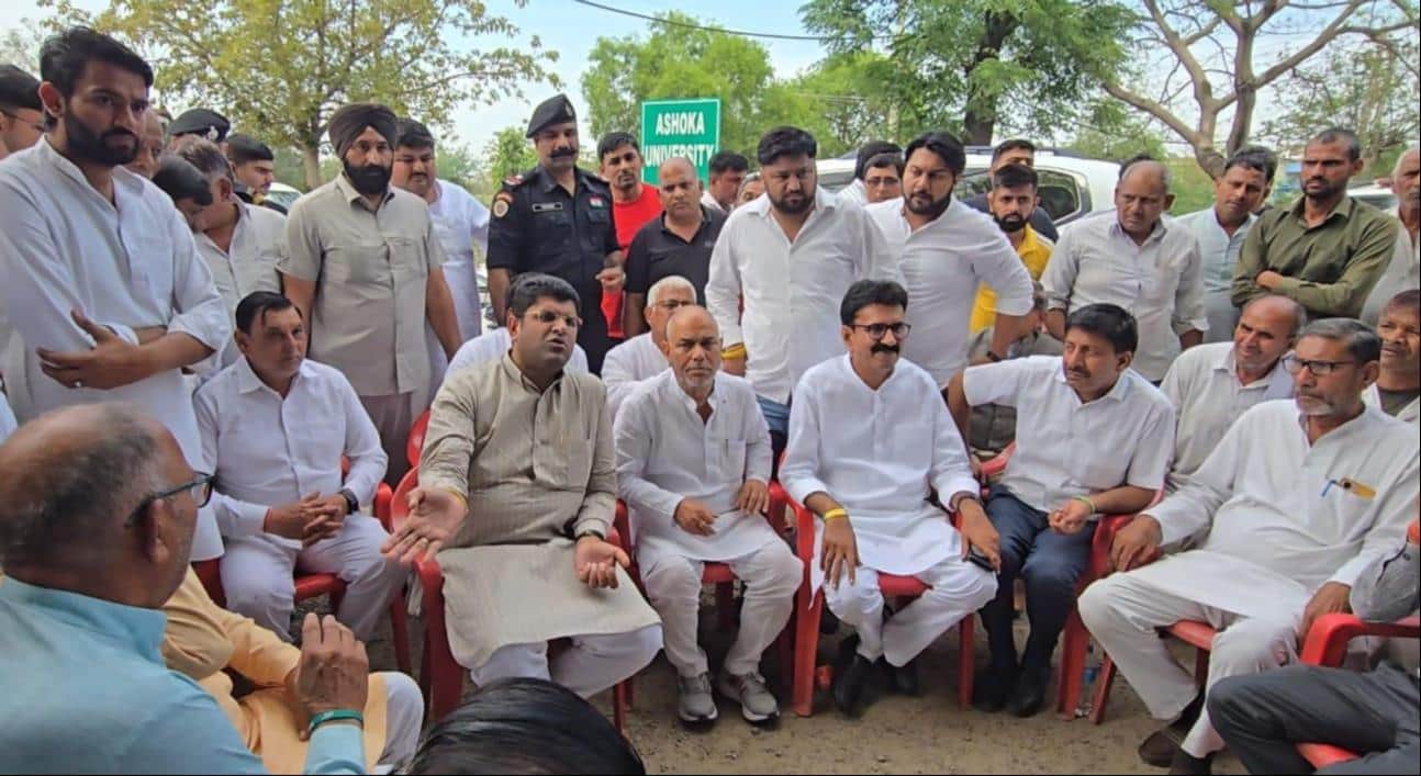 गांव असावरपुर में टावर पर चढ़े सुनील के परिजनों व ग्रामीणों से बात करते पूर्व डिप्टी सीएम दुष्य