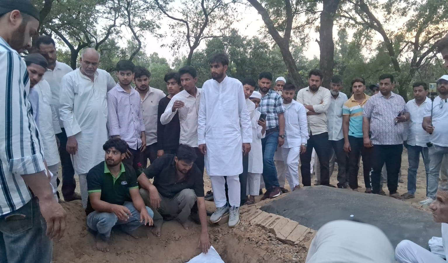 गांव मोहम्मदपुर में आरिश के शव का दोबारा दफीना करते परिजन व ग्रामीण। स्रोत परिजन