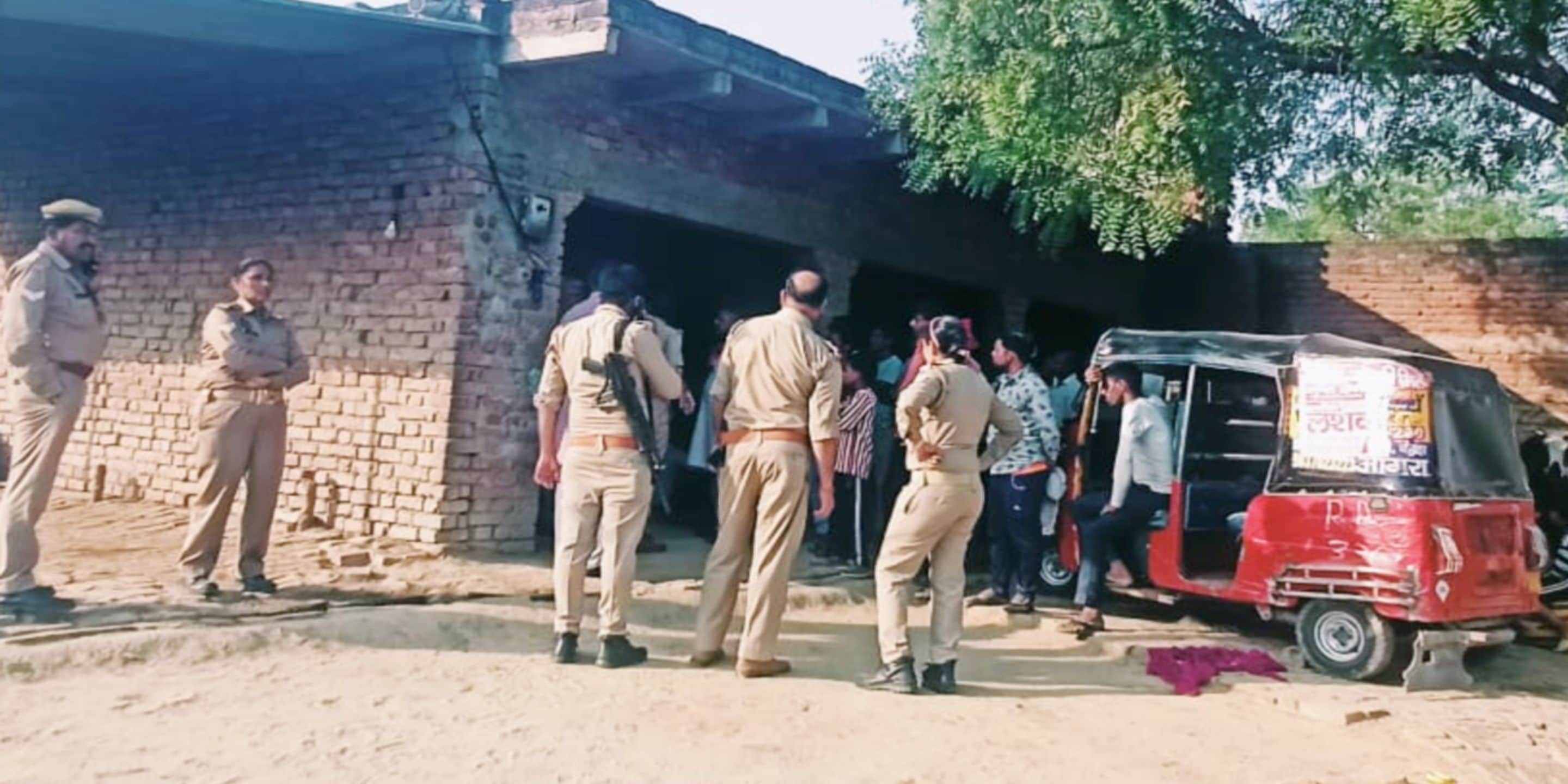 गांव रामपुर में महिला की हत्या के बाद जांच करती पुलिस। संवाद