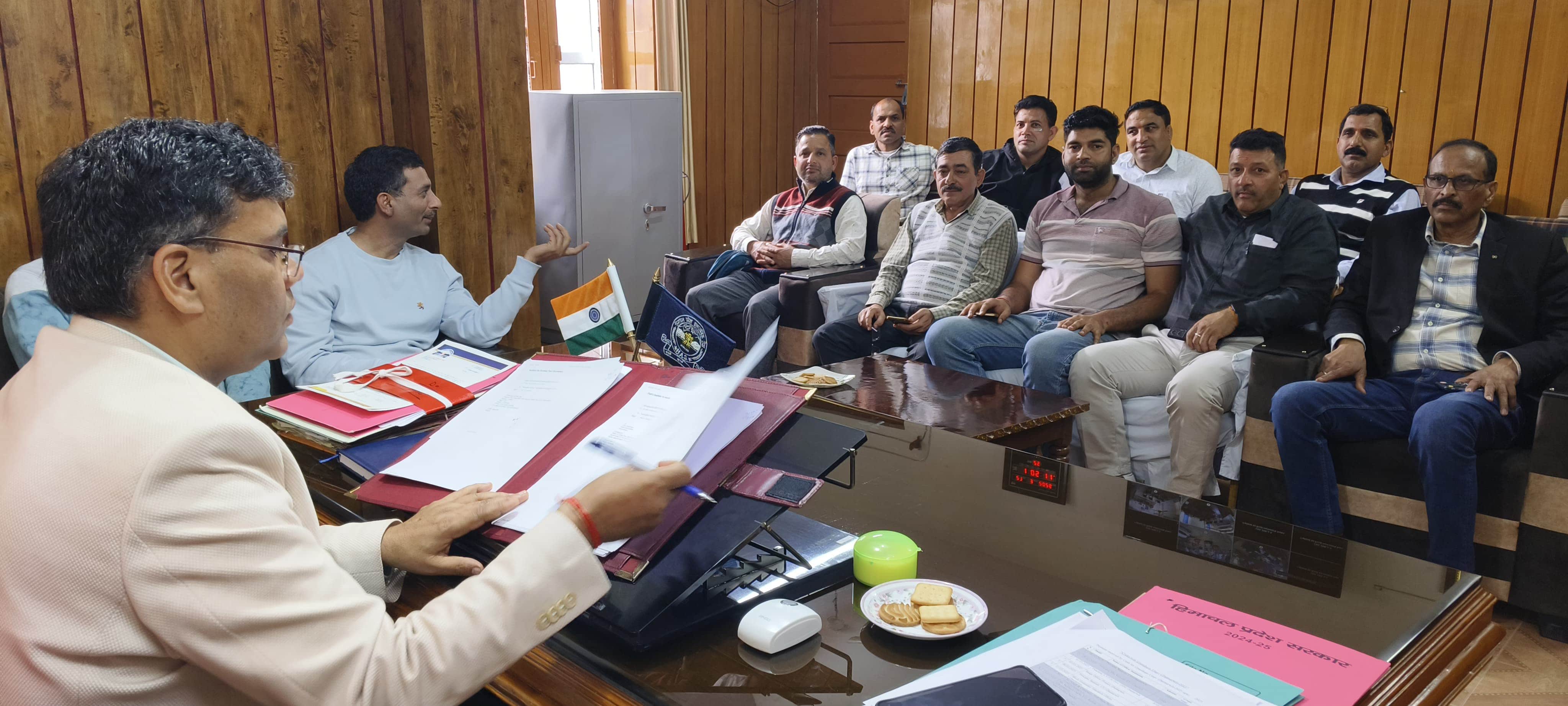 घुमारवीं में ग्रीष्मोत्सव की तैयारियों को लेकर  आयोजित बैठक में मौजूद अधिकारी व अन्य सदस्य। स्र