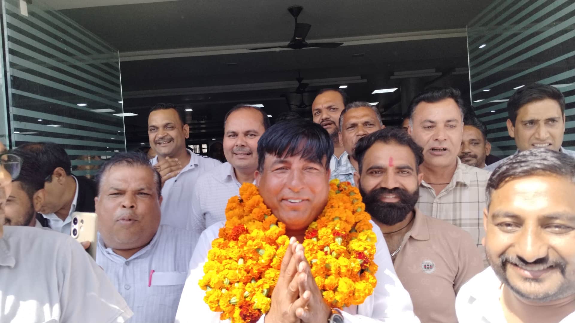 घरौंडा नई अनाज मंडी में कच्चा आढ़ती एसोसिएशन के प्रधान  जयभगवान गोयल अपने समर्थकों के साथ खुशी 