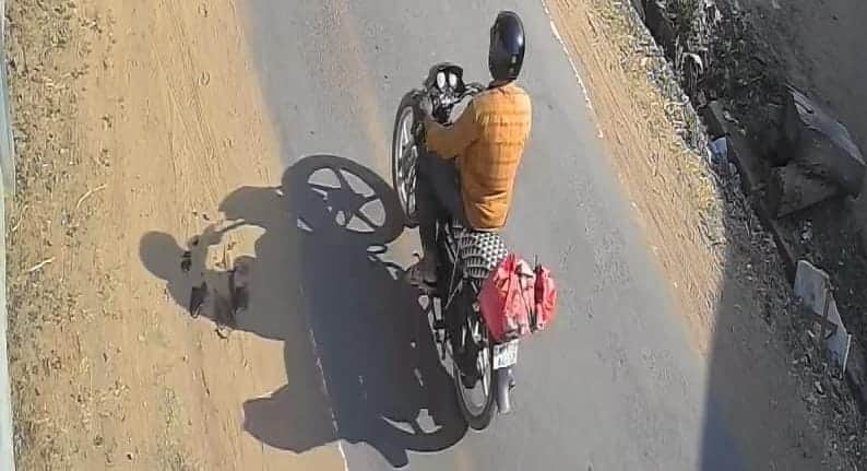 घटना के बाद सीसीटीवी में कैद बाइक सवार।