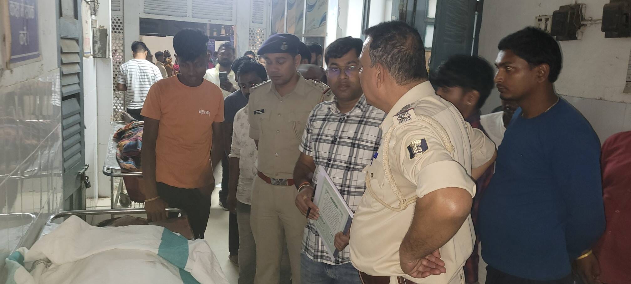 घटना के दिन घटनास्थल पर पहुंचकर मामले की जांच करती पुलिस टीम।
