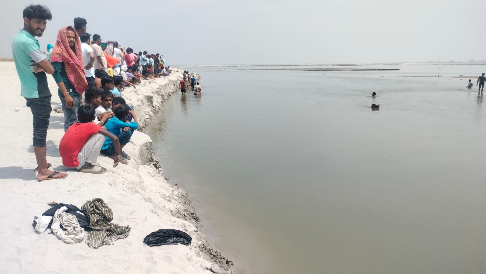 घटनास्थल पर लोगों मौजूद लोगों की भीड़।