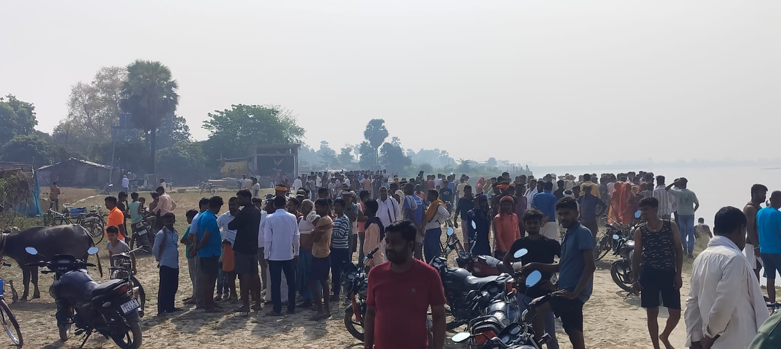 मौके पर मौजूद लोग