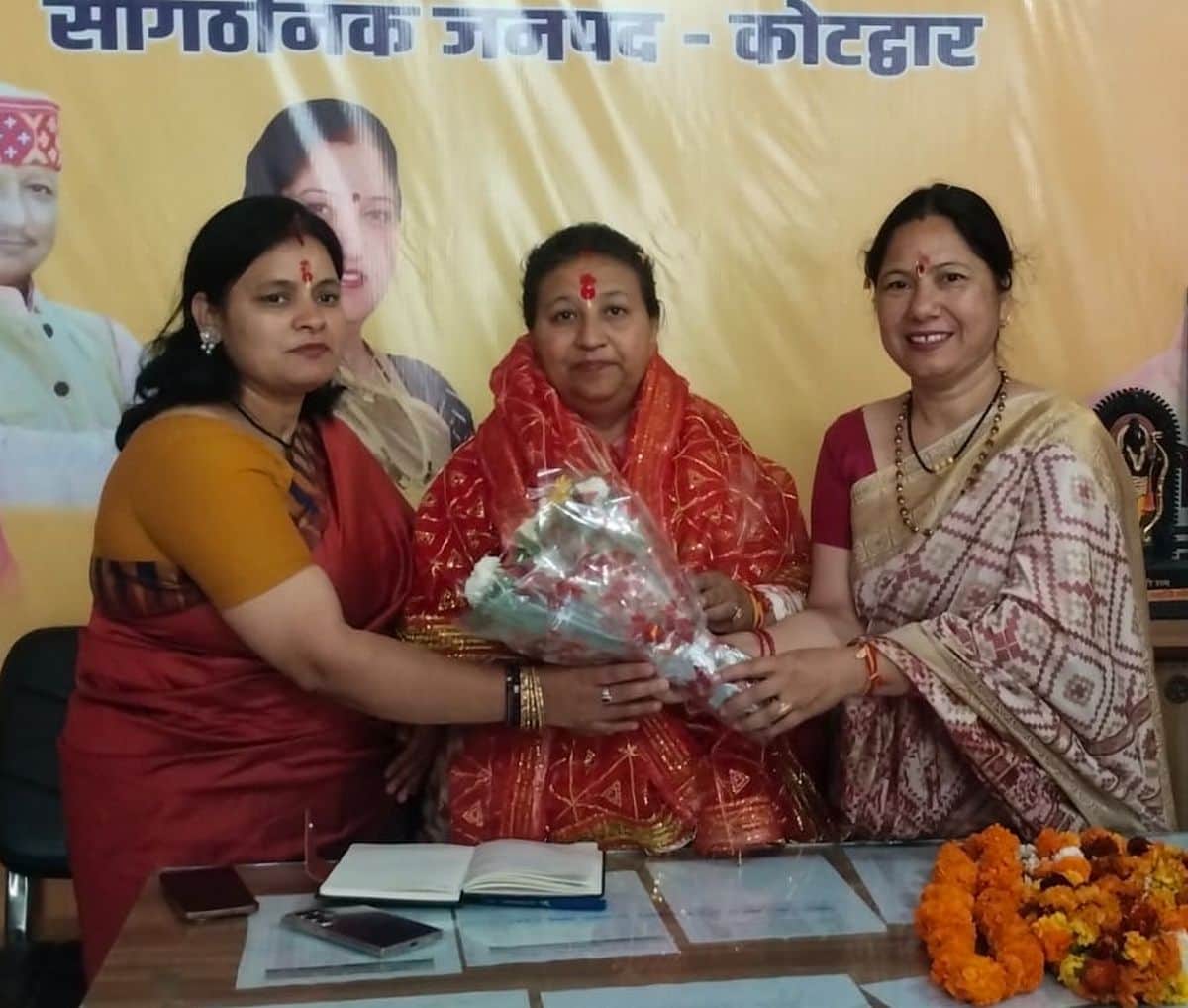 जिला कार्यालय कोटद्वार में भाजपा महिला मोर्चा की प्रदेश अध्यक्ष रूचि भट्ट को बुके भेंट करती मोर