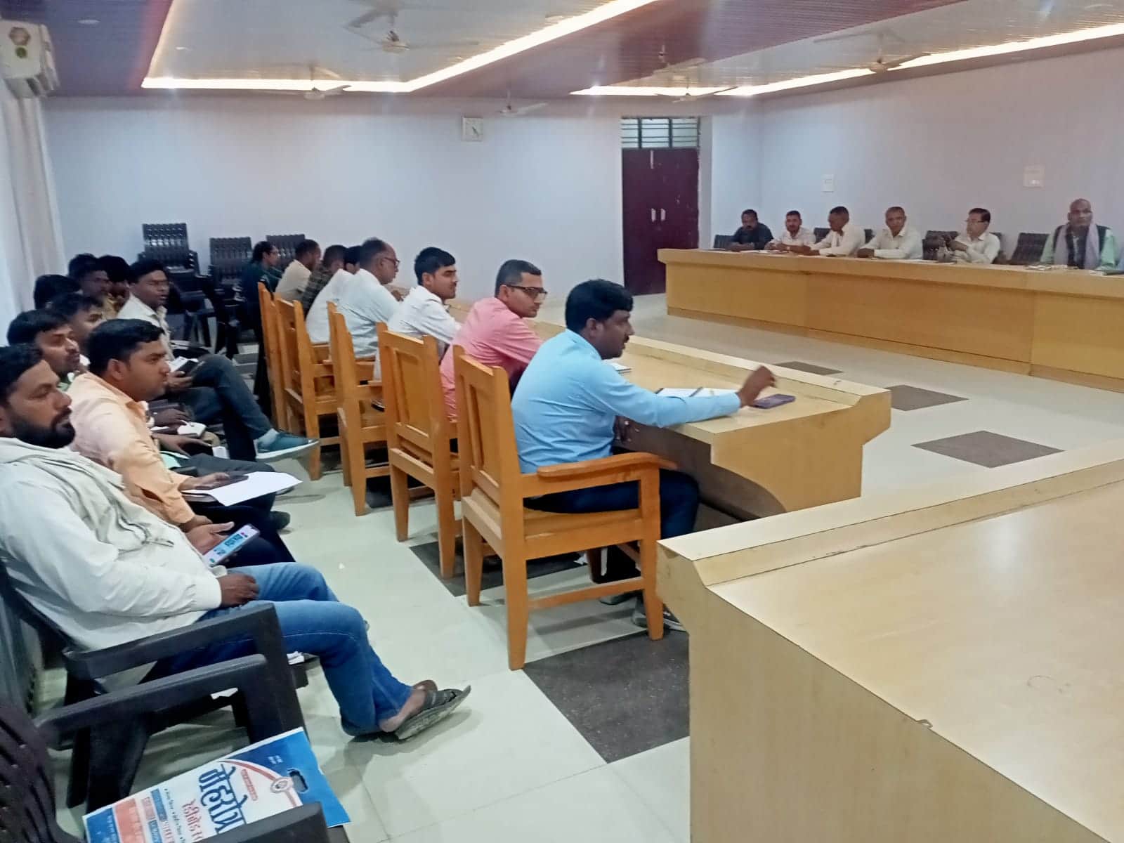 जलालपुर तहसील सभागार में शुक्रवार को एसआईआर के लिए आयोजित बैठक में उपस्थित कर्मचारी। 