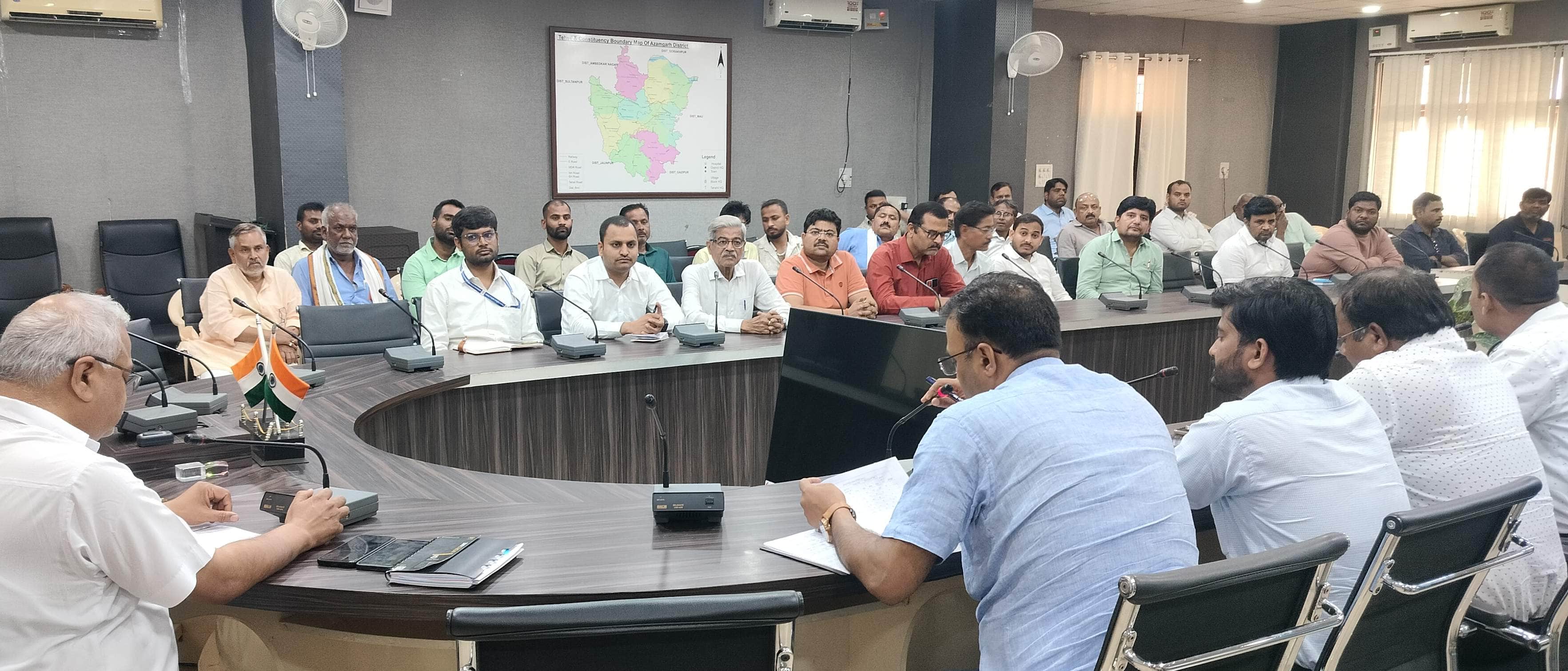 कलेक्ट्रेट सभागार में पेट्रोल पंप संचालकों की बैठक । श्रोत-जिला सूचना कार्यालय