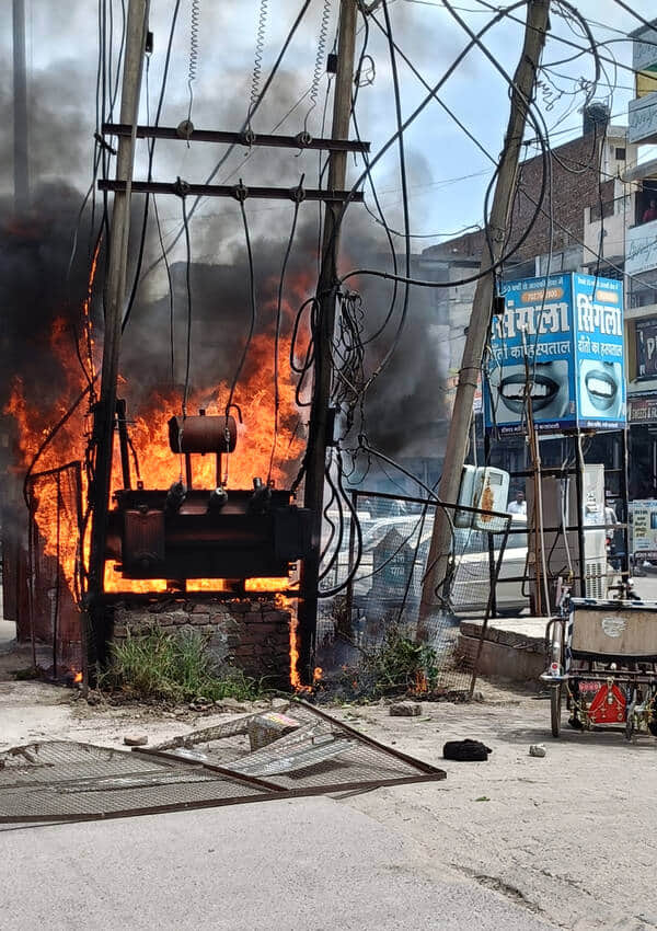 कालांवाली में ट्रांसफार्मर में से निकल रही आग की लपटें। 