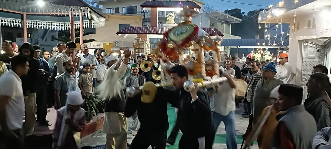 कुनिहार में देव जात्रा निकालते हुए। संवाद