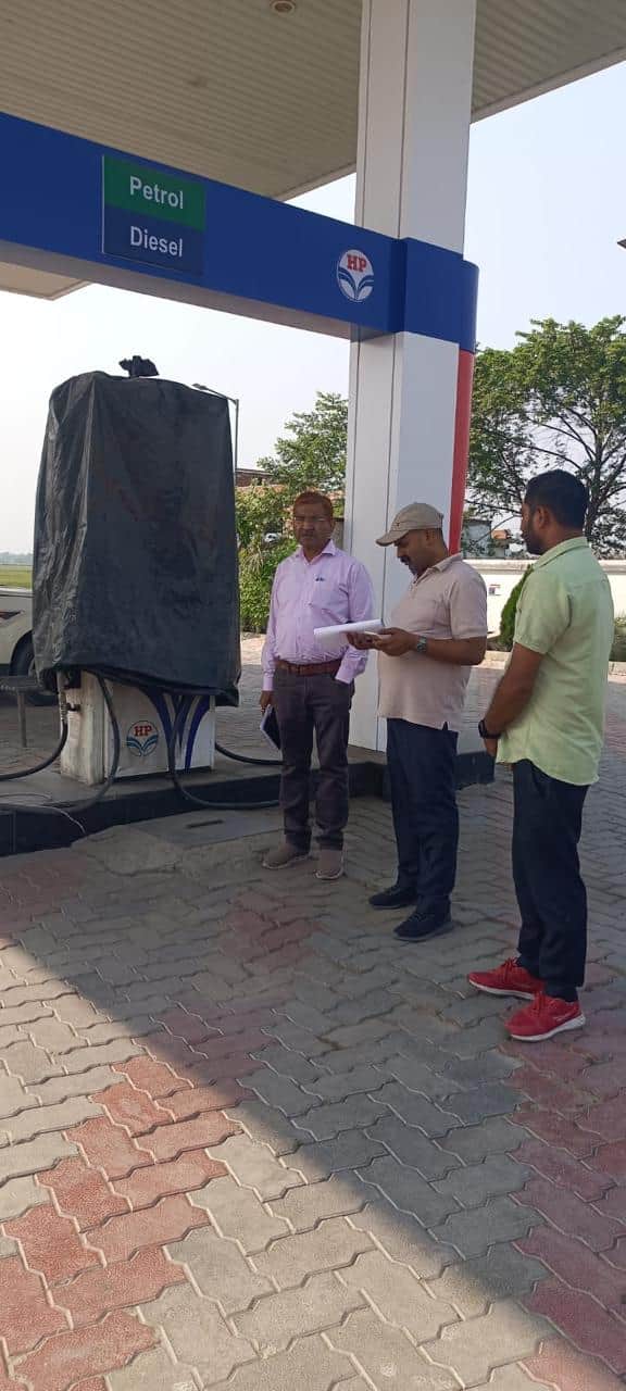 कुरमौल उर्फ सोहनपुर स्थित मेसर्स हमारा पंप उमेश फ्यूल्स (एचपीसीएल डीलर) की जांच करते डीएसओ कृष्