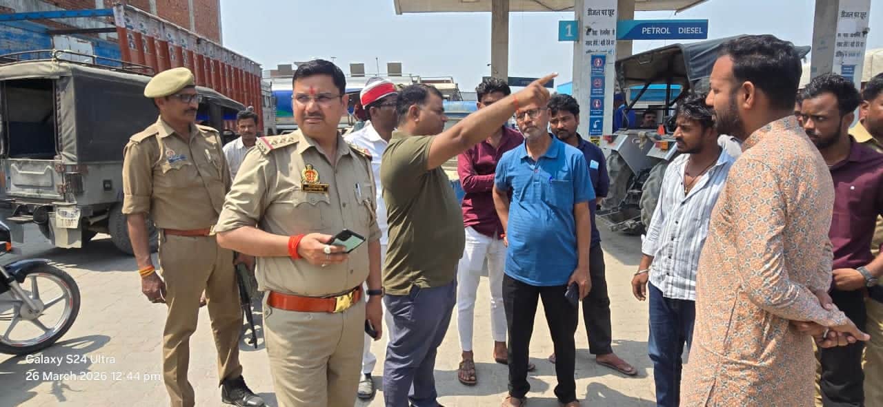 कसया नगर में नयारा पेट्रोल पंप पर डीजल,पेट्रोल के समस्या की जानकारी लेते एसडीएम डॉ.संतराज सिंह 