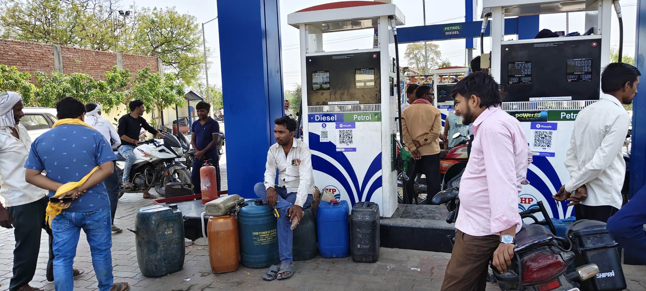 कोटवाधाम पेट्रोल पंप पर लगी लोगों की भीड़।