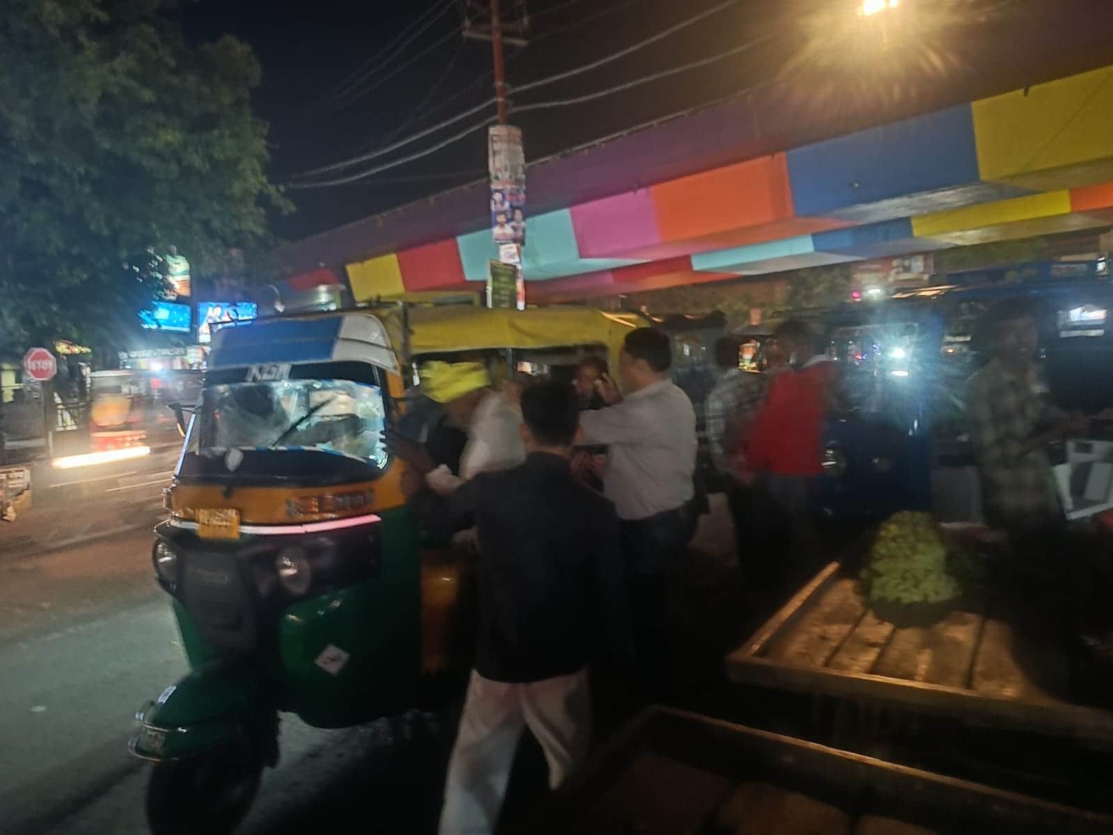 खलीलाबाद शहर के धनघटा मुख्य मार्ग पर सवारी भरता आटो चालक। संवाद