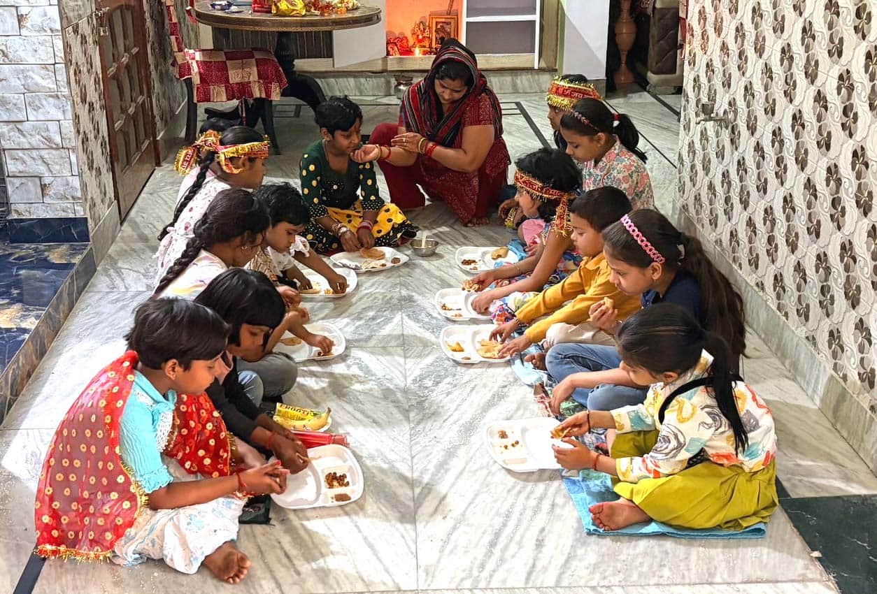 खुर्जा के नव दुर्गा मंदिर मोहल्ला स्थित  घर में प्रसाद ग्रहण करतीं कंजक। संवाद