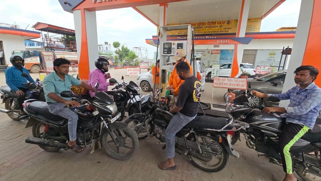 खुर्जा में शुक्रवार दिन के समय पेट्रोल भरवाते वाहन चालक। संवाद