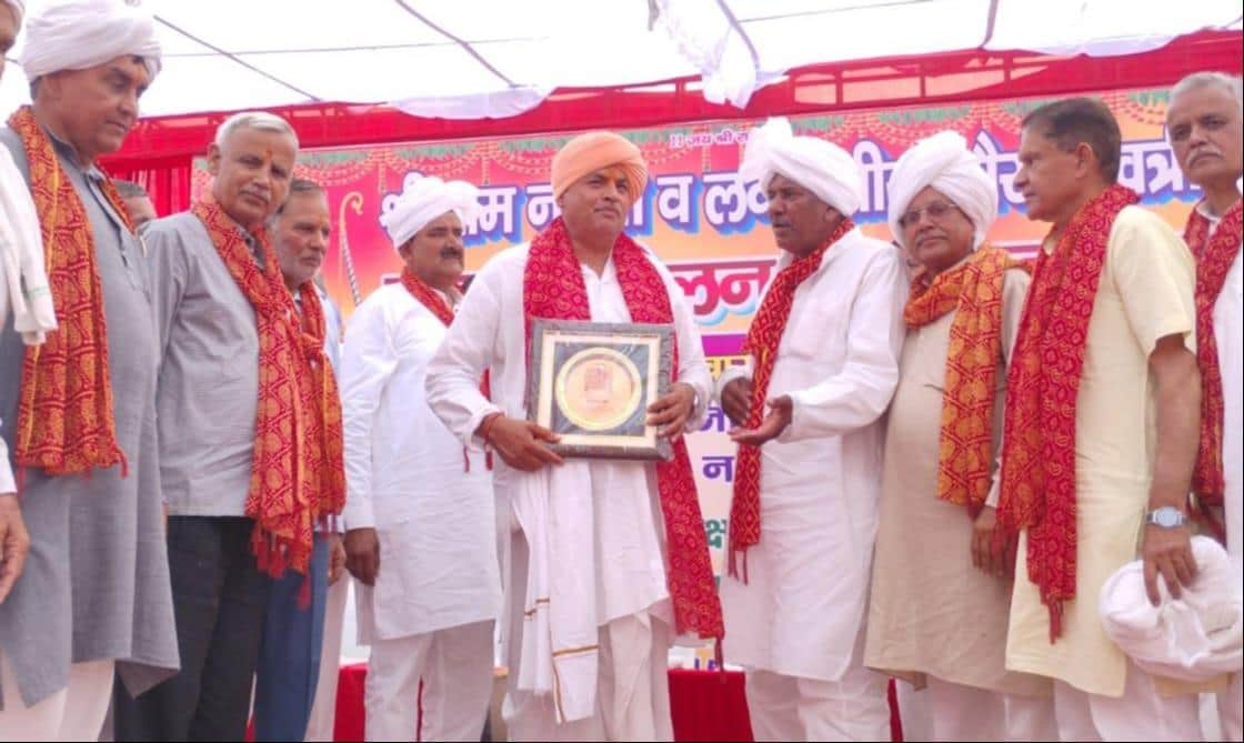 खत्री गोत्र सम्मेलन में नवनियुक्त प्रधान अशोक खत्री को सम्मानित करते खाप के बुजुर्ग। स्रोत : प