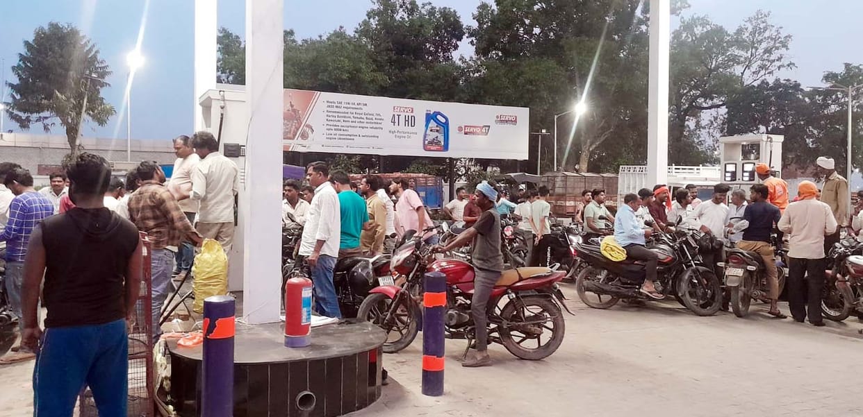 Rumors of a Petrol Shortage Spread in Khutar... Crowds Swarm the Pump