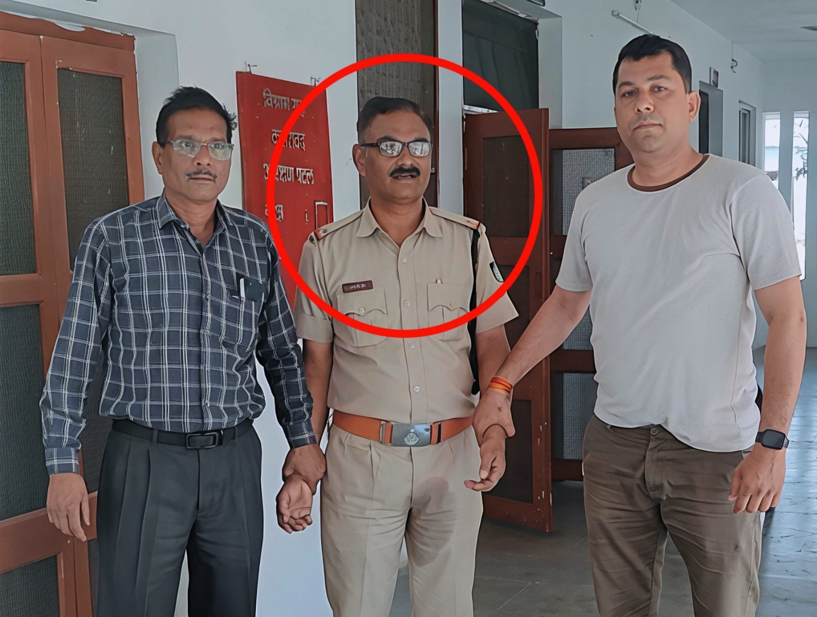 लाल घेरे में आरोपी एएसआई।