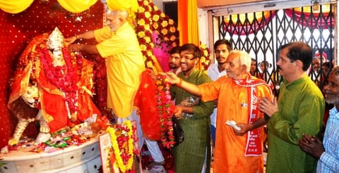 Worship was offered to Mother Mahagauri, and oblations were cast into the sacred fire.
