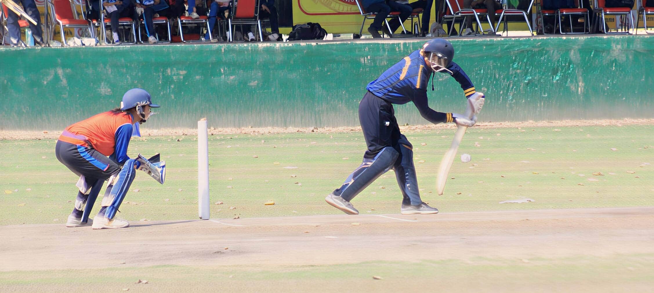 महिला क्रिकेट प्रतियोगिता में शाॅट खेलती खिलाड़ी। संवाद